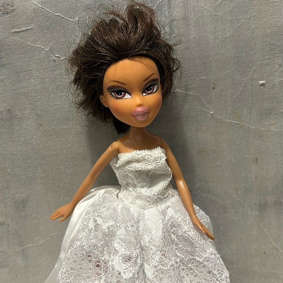 Yasmin Bratz with a New Gown & Chunky Shoes - Picture 5 of 12